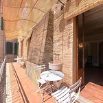 LA FONTE-with balcomy closeby Piazza del Campo