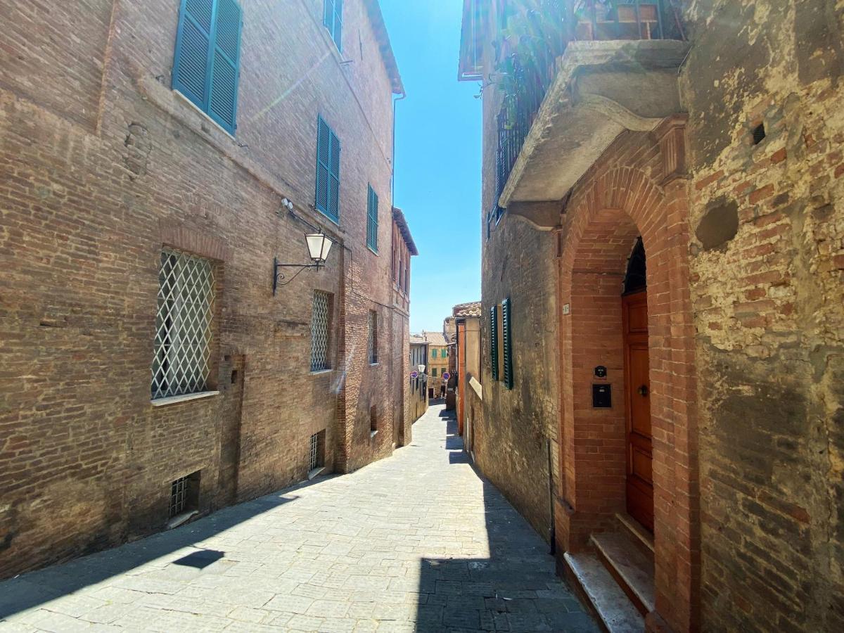 La Fonte-with Balcomy Closeby Piazza Del Campo *