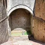 LA FONTE-with balcomy closeby Piazza del Campo