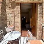 LA FONTE-with balcomy closeby Piazza del Campo